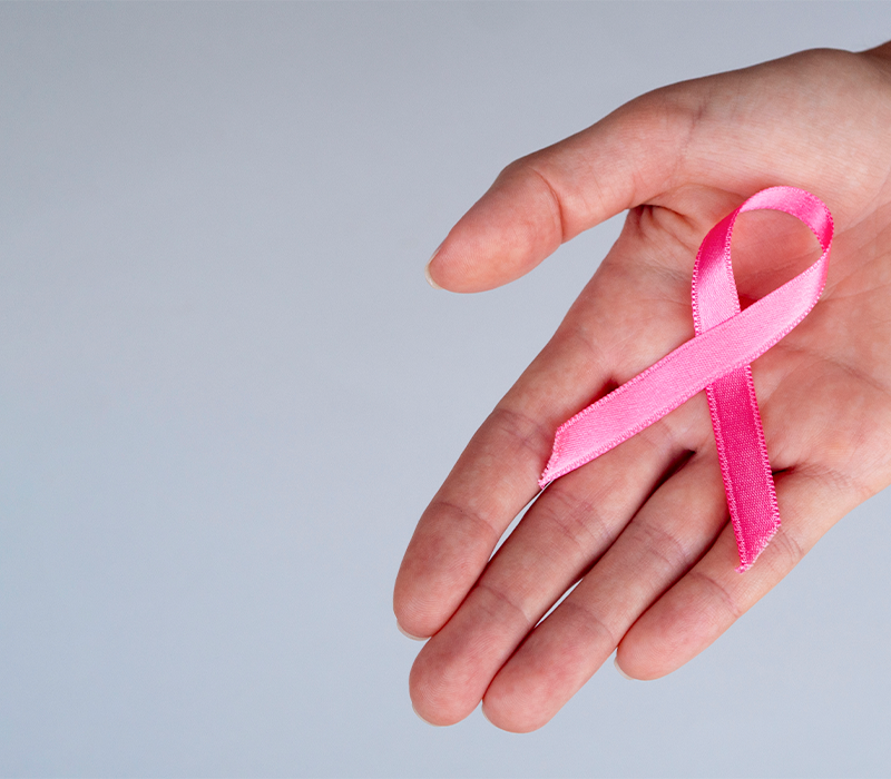 Outubro Rosa: a importância da sua farmácia no tratamento do câncer de mama